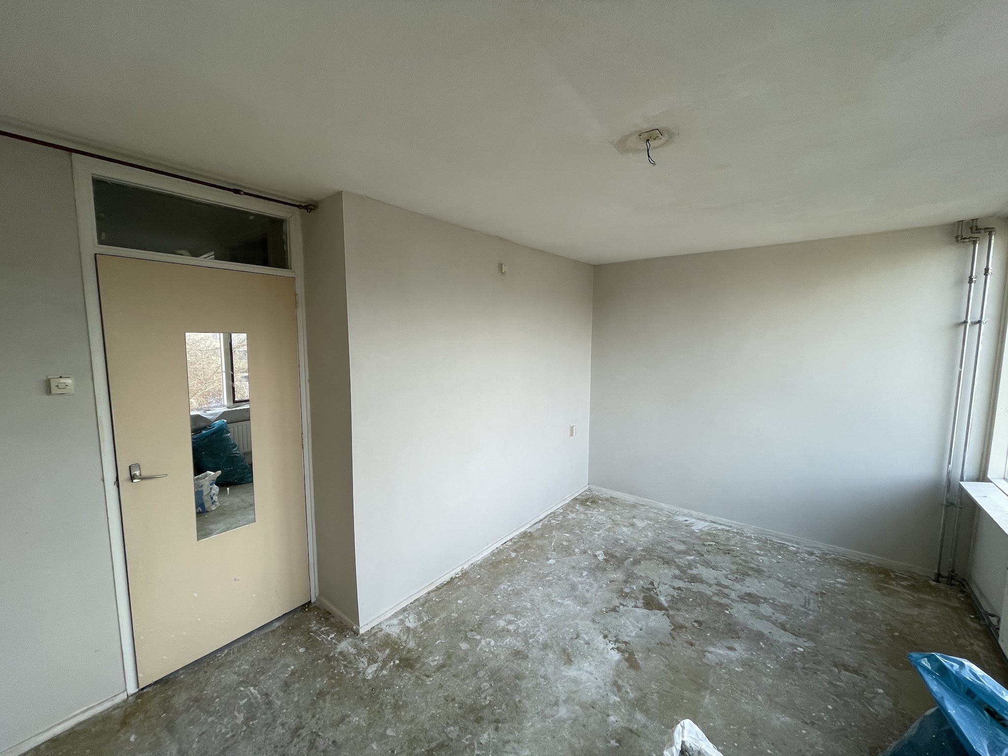 Lege kamer met strak gestucte wanden en plafond, afgewerkt door Jaffa klussenbedrijf
