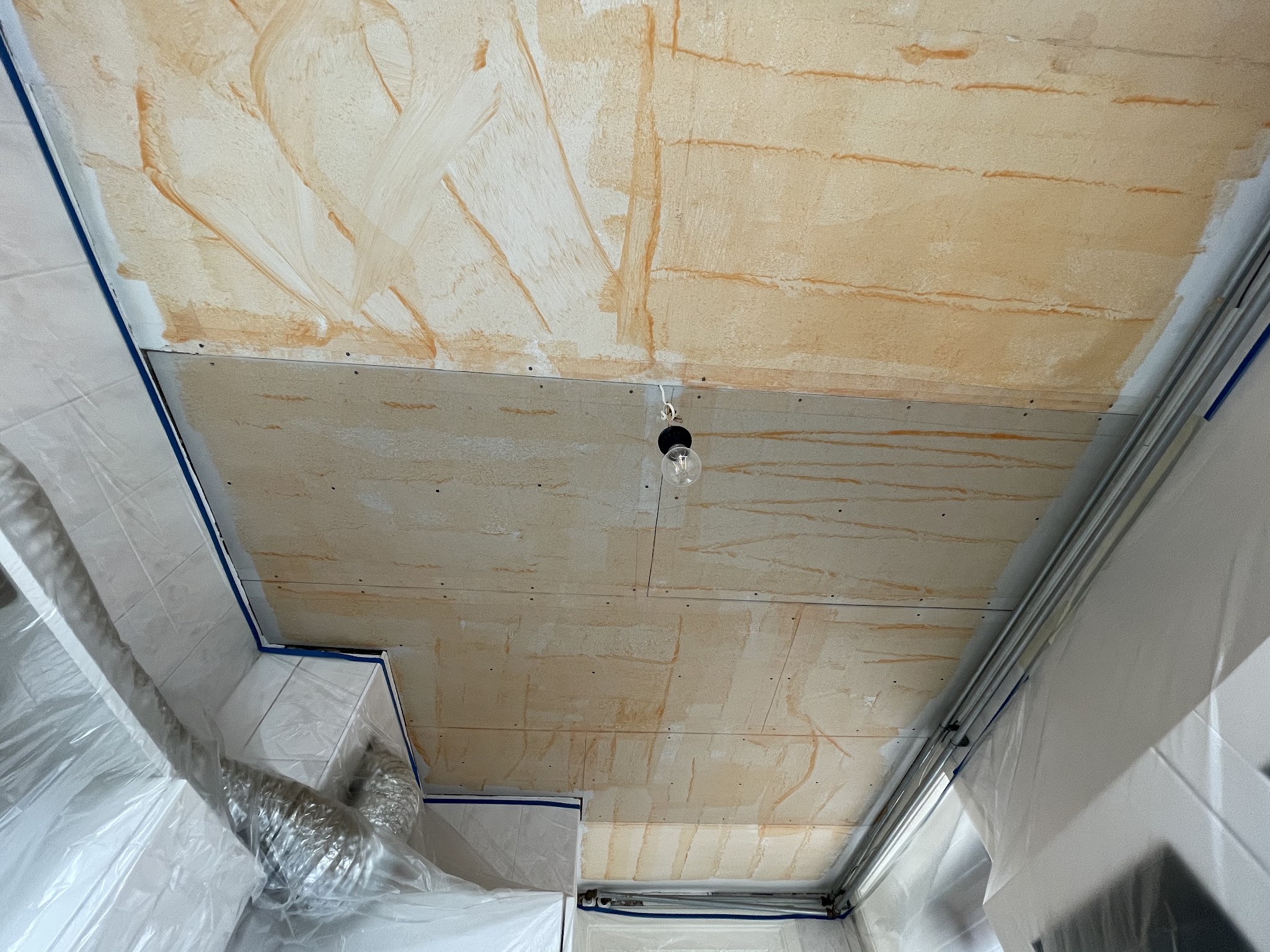 Plafond in voorbereiding: oude laag verwijderd en hoeklijn gezet