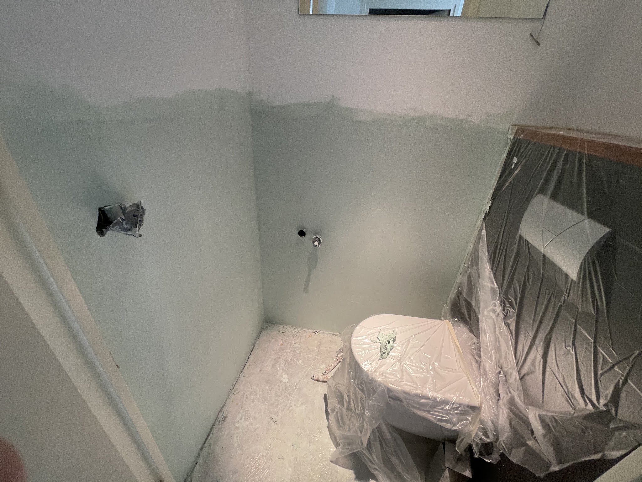 Badkamer in aanbouw met voorgestreken wanden